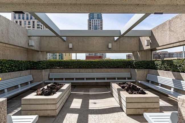 Building Photo - 700 Front St