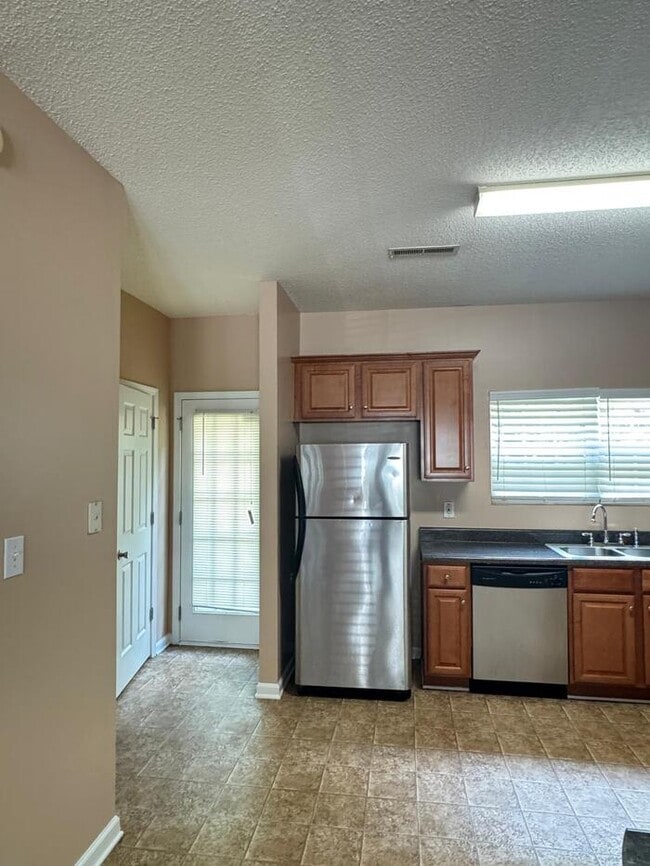 Building Photo - Move-in ready townhome in East Point/Colle...