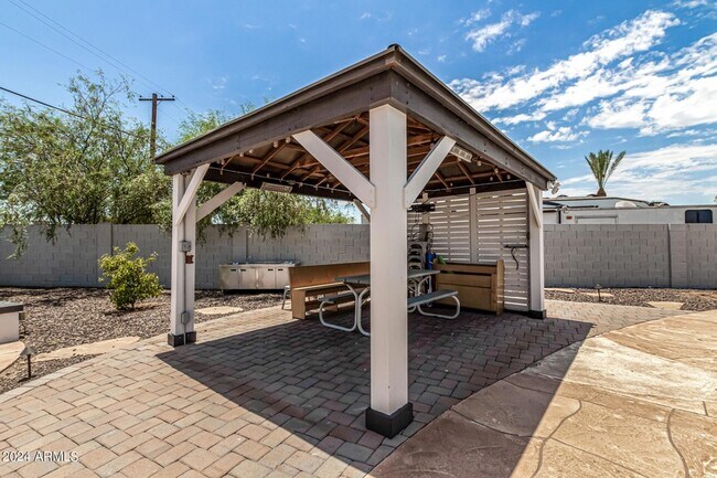 Building Photo - 7667 E Cactus Rd