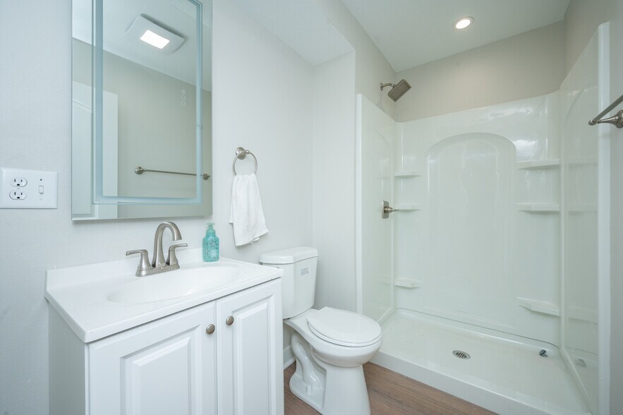 Building Photo - 9649 Crowning Dr