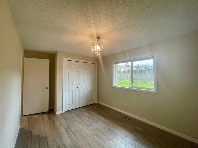 Building Photo - Beautiful 3 Bed 2 Bath House in Happy Valley!! A/C, Additional Living Area, Great for Entertaining!!