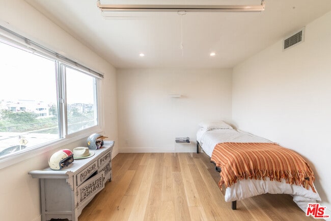 Building Photo - 29 Lighthouse St