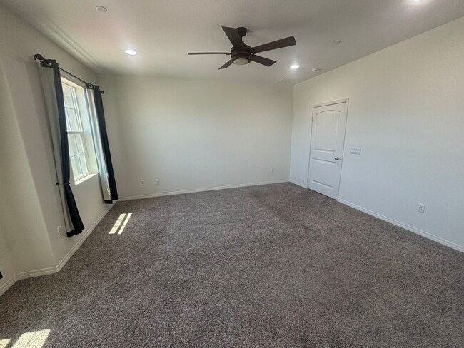 Building Photo - Stylish 3 Bedroom Home in the Gated River ...