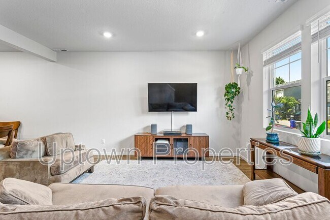 Building Photo - 876 N 18th Ave