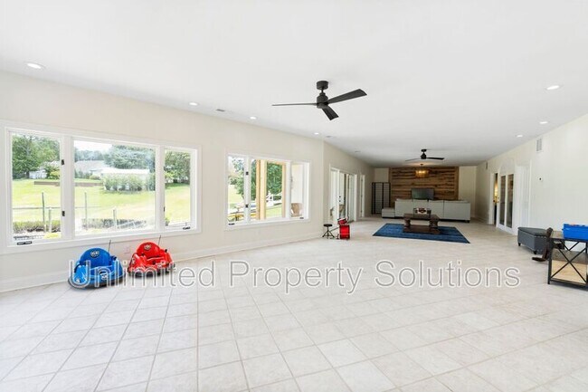 Building Photo - 304 Gull Rd