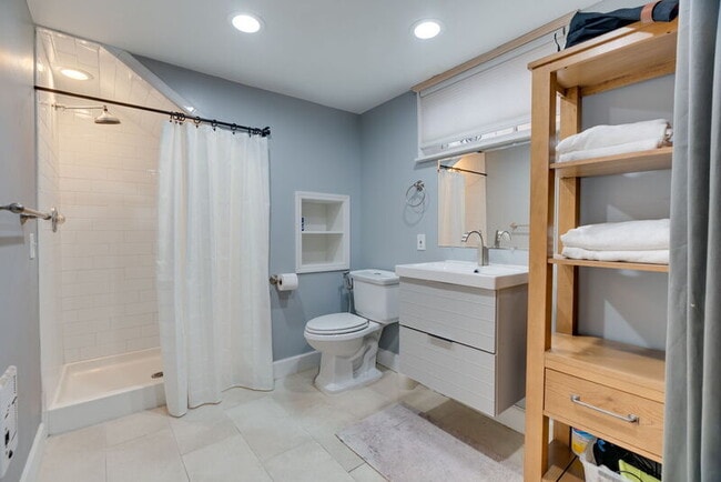 Building Photo - 3321 NE Peerless Pl