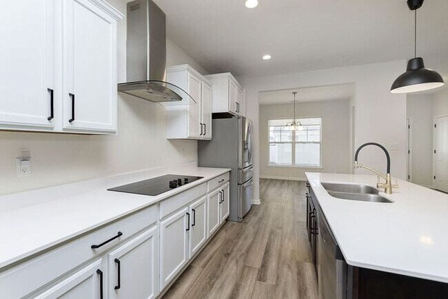 Building Photo - Beautiful 3 Bed 2.5 Bath in Central Greens...