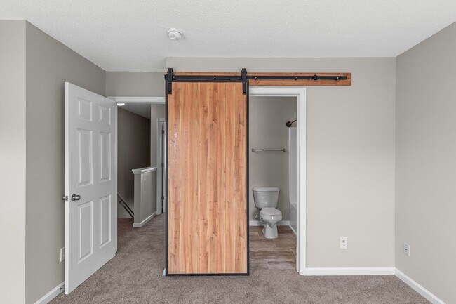 Building Photo - Charming 2-Bedroom 2.5-Bathroom Townhouse with Fenced Yard