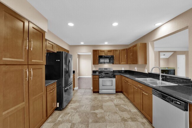 Building Photo - Beautiful 4 bed/ 3 bath POOL Home For Rent