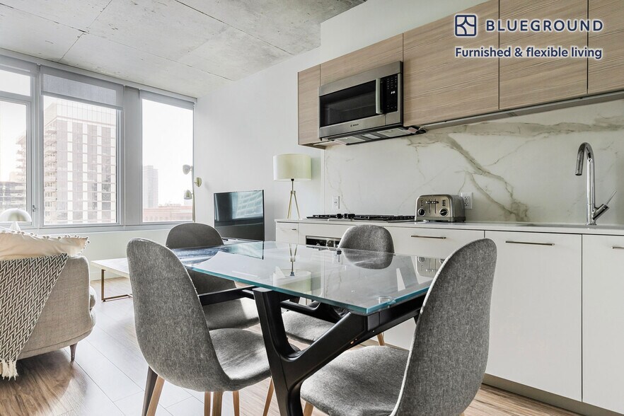 Building Photo - 165 N Desplaines St