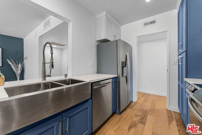 Building Photo - 540 Kelton Ave