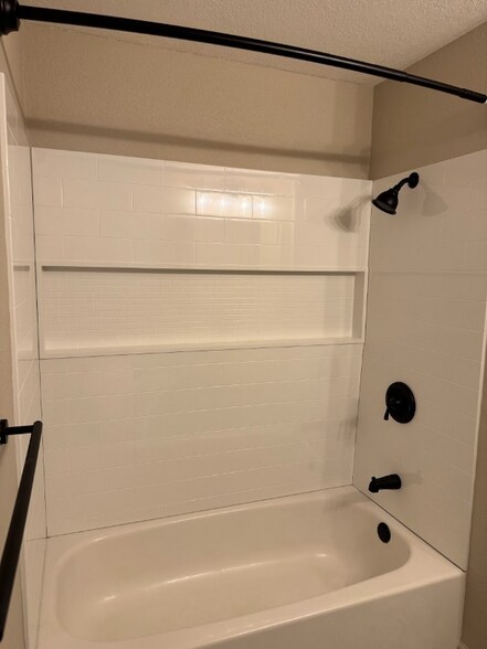 Building Photo - 5520 Valleyview Ln