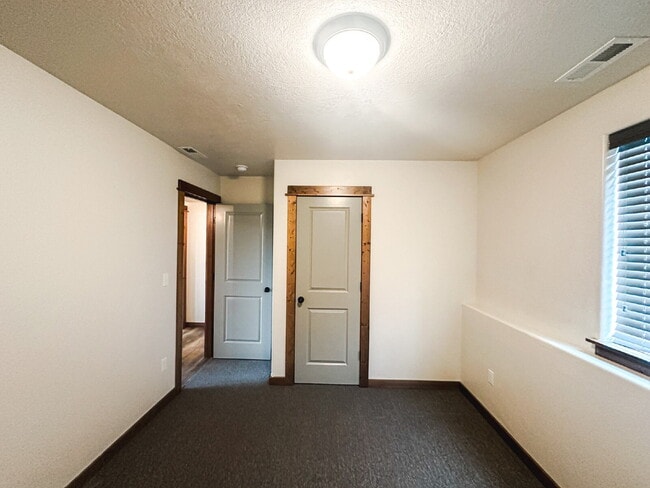 Building Photo - 3 Bedroom, 1 Bathroom Lower Level Duplex