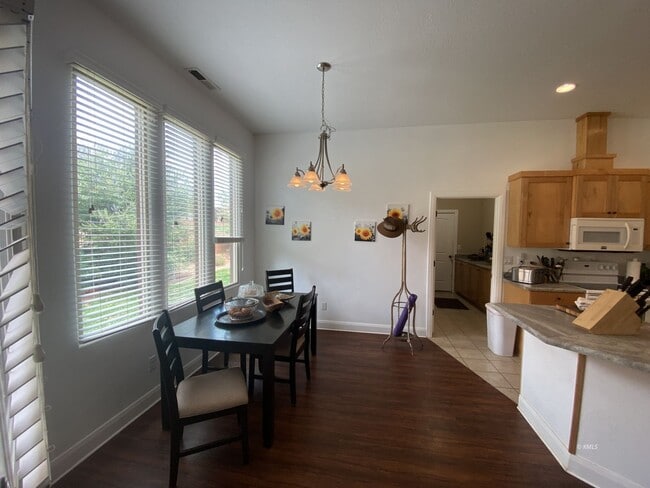 Building Photo - 463 Deadwood Dr