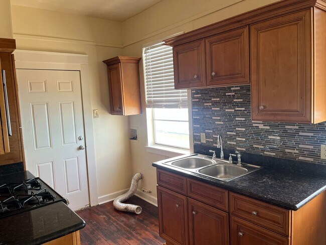 Building Photo - 815.5 Roosevelt Pl
