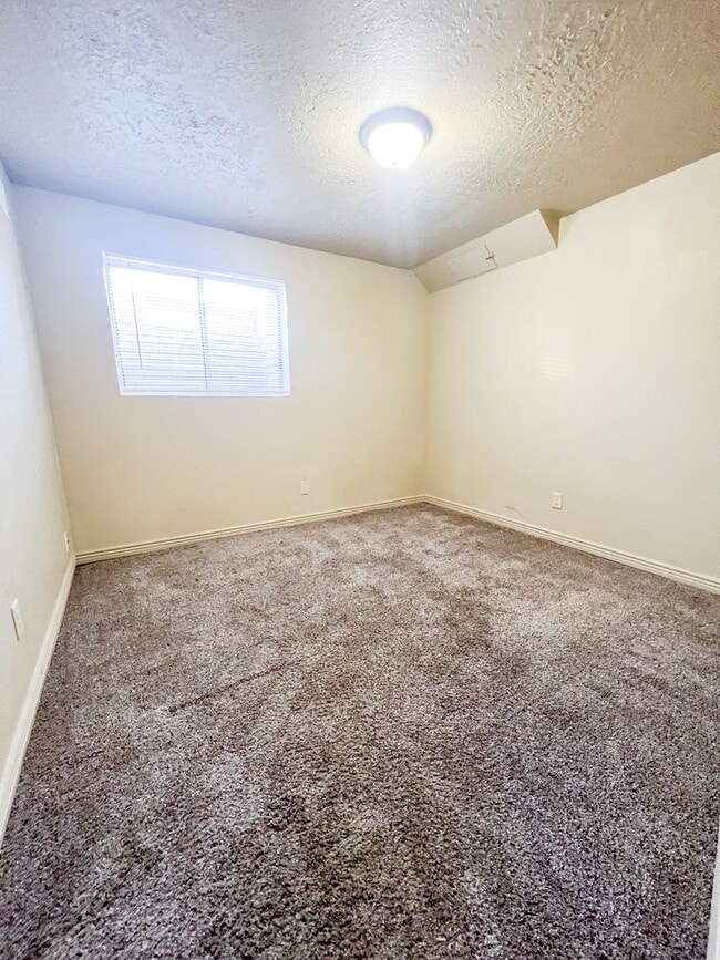 Building Photo - Spacious 3 Beds 1 Bath Townhouse