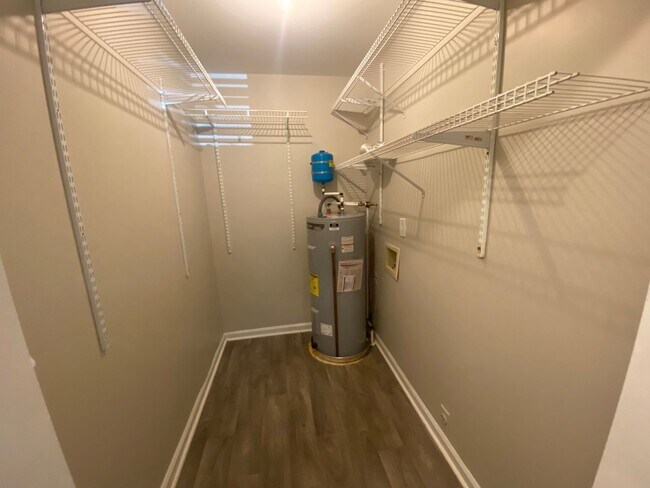 Building Photo - 3 Bedroom, 2 Bathroom House in High Point!