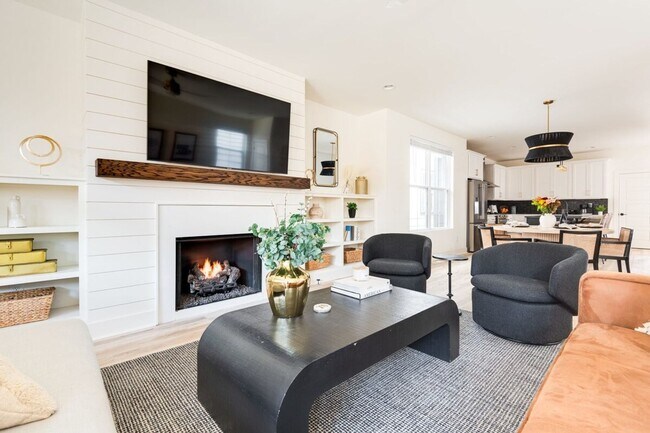 Building Photo - Fully Furnished - Designer Home (Flexible Lease Options)