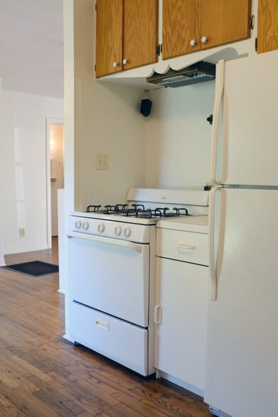 Kitchen - 718 Cordell St