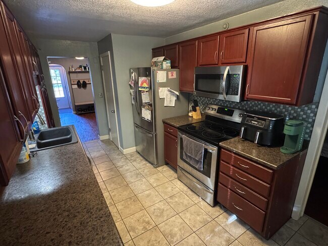 Stainless steel appliances, ice maker, pantry - 1542 3rd Ave