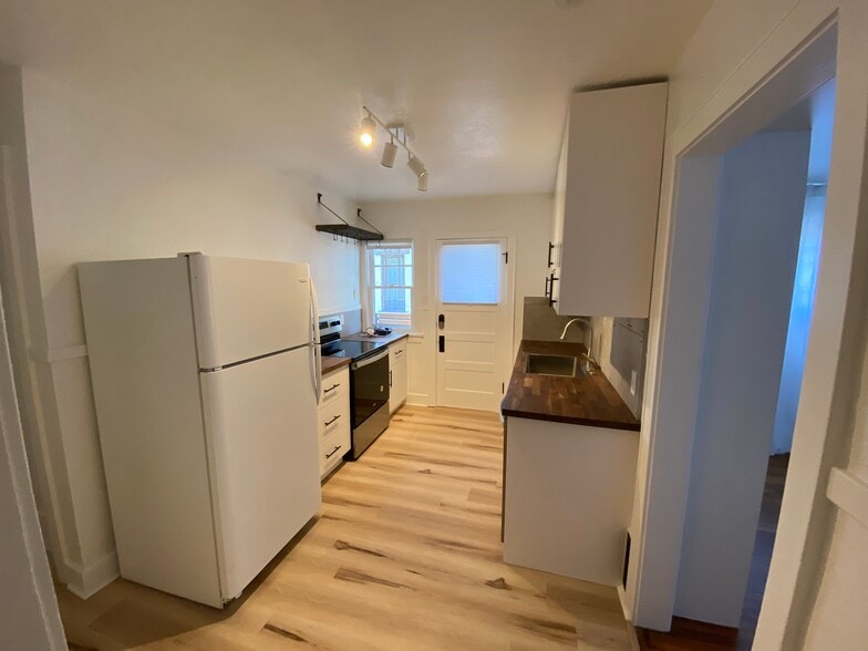 Building Photo - 1051 S 900 E