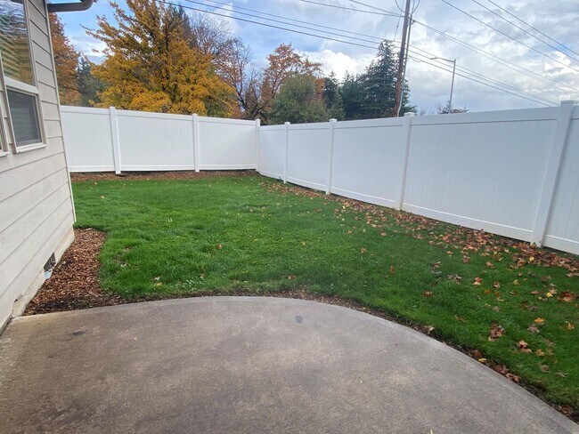 Building Photo - *$1,000 Off 1st Month's Rent!* Well-Kept Three Bedroom Home in West Salem