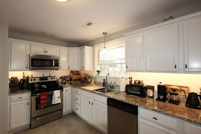 Building Photo - 3012 Elmbrook Rd