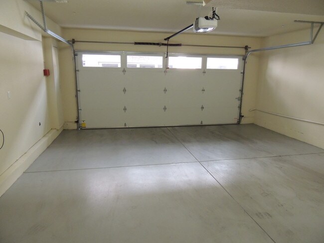 Building Photo - 412 Cole Ct