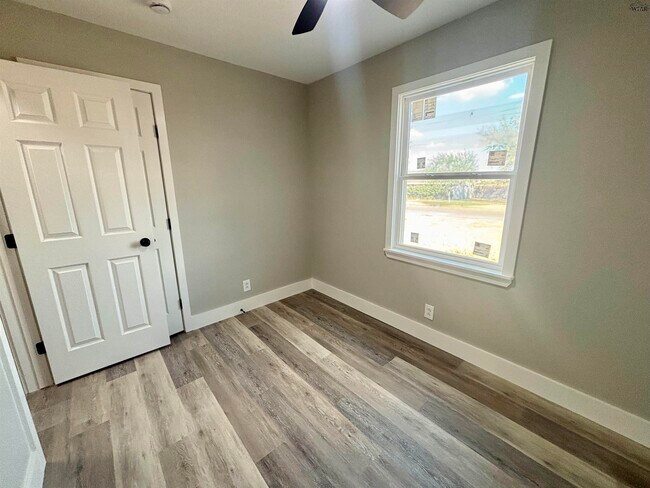 Building Photo - 305 S Louisiana Ct