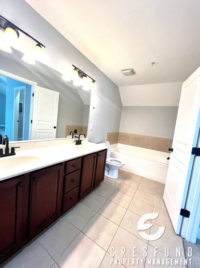 Building Photo - Lake View Luxury 2BR 2.5 Bath