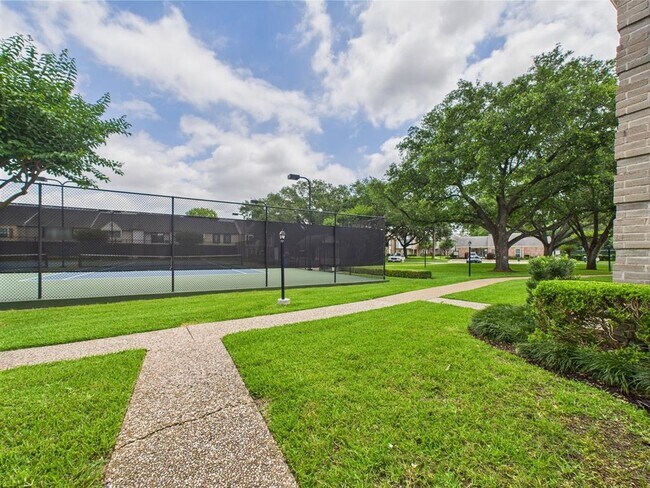 Building Photo - 10380 Briar Forest Dr