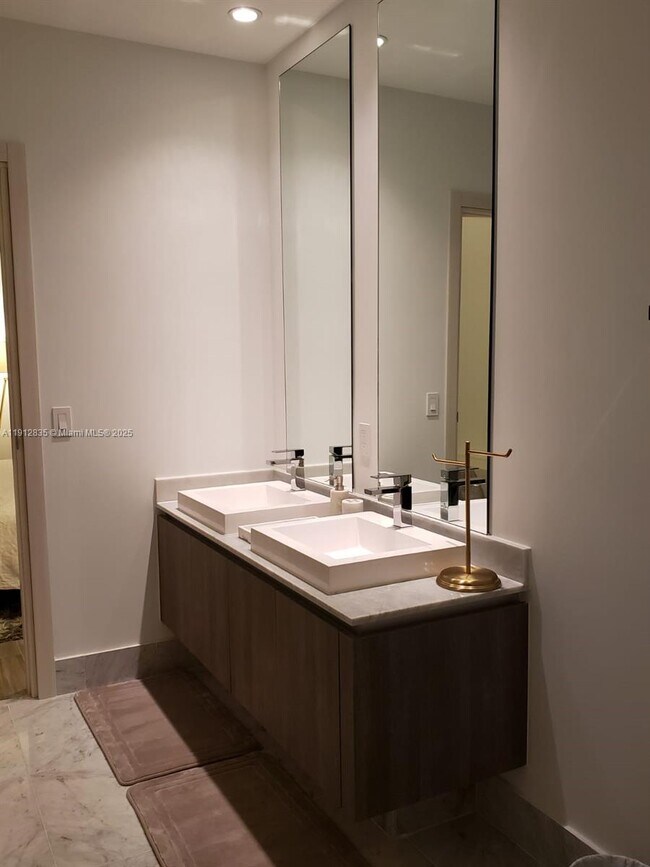 Building Photo - 801 S Miami Ave