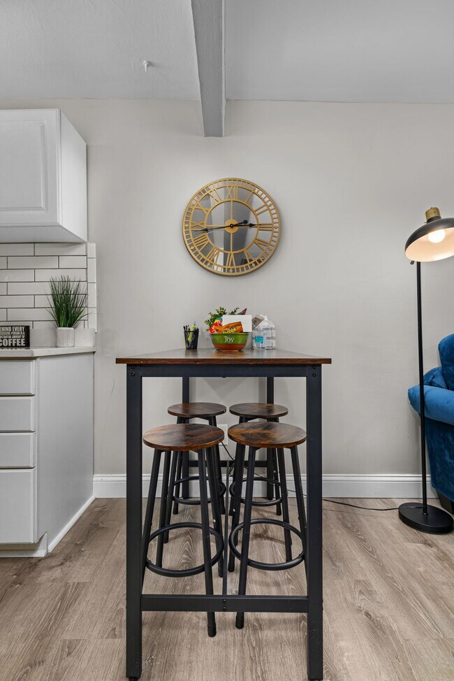 Building Photo - 6620-22 Wise Ave