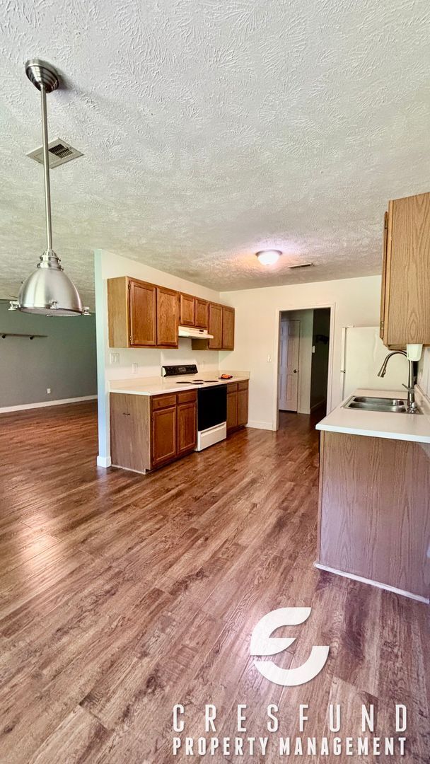 Building Photo - Charming 3 Bedroom, 2 Bath AVAILABLE NOW!