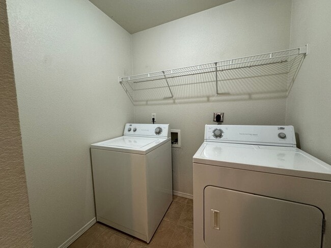 Building Photo - Spacious 3-Bedroom Duplex Located within Close Proximity to Fort Leonard Wood!
