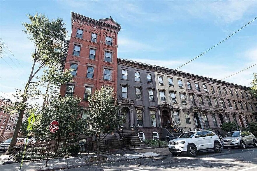 Building Photo - 277 York St