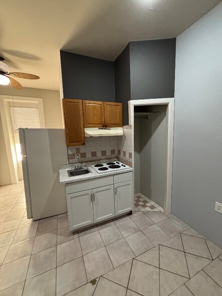 Building Photo - 1003 W Main St