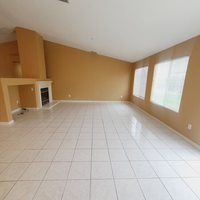 Building Photo - Single Story 3/2 with Great Open Floorplan in Brentwood