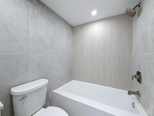 Building Photo - 200 Country Club Dr