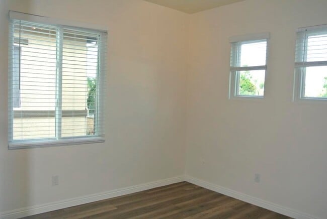 Building Photo - 4Bed/2.5Bath Home in the Brisbane complex~ Brisbane