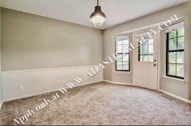Building Photo - Wonderful 3 Bed 1.5 Bath Town Home in Overland park-Available in SEPTEMBER!!