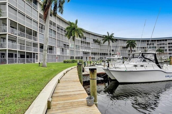 Building Photo - 1523 E Hillsboro Blvd