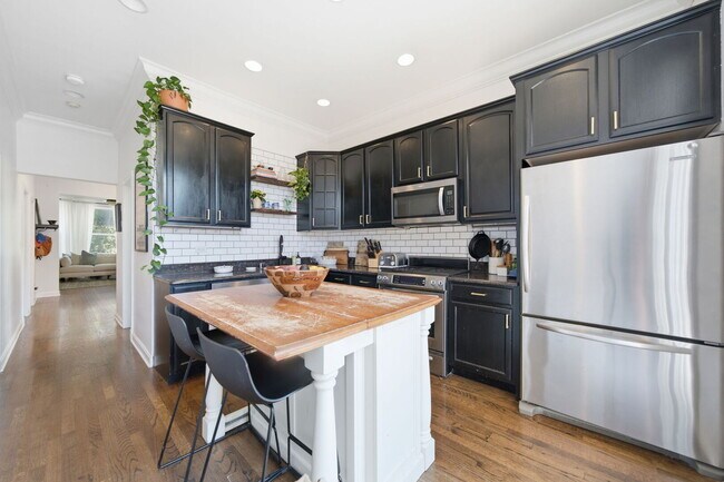 Building Photo - 3742 N Janssen Ave