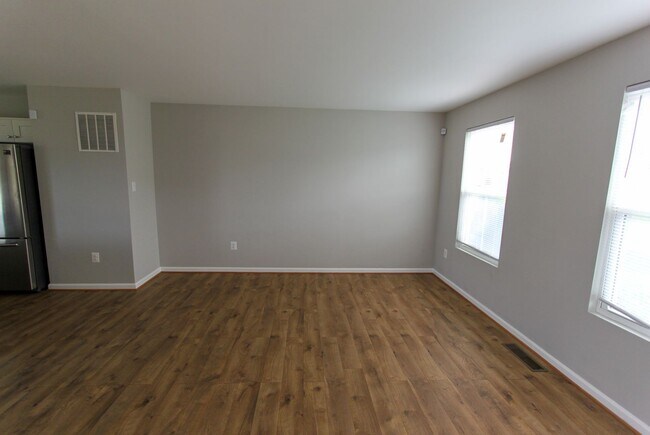 Building Photo - 4 Bed, 2.5 Bath Single Family Home in Mart...