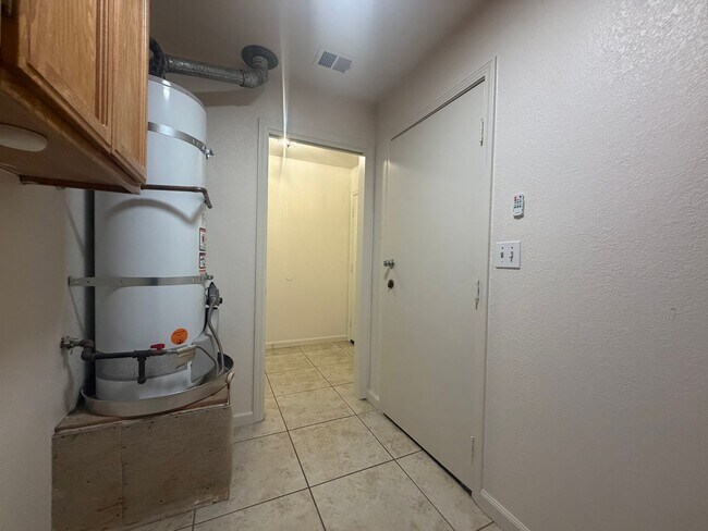 Building Photo - Single story near freeway access and major shopping!