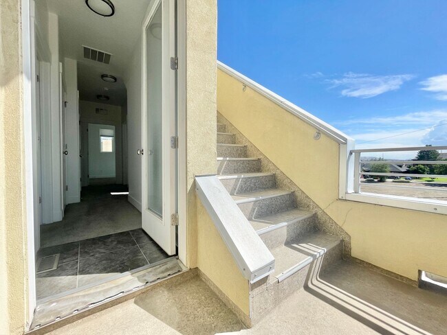 Building Photo - Gorgeous Townhome in South Jordan!