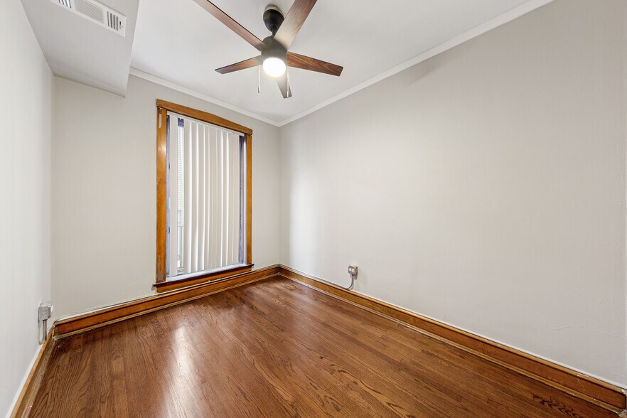 Building Photo - 1128 W Diversey Pkwy
