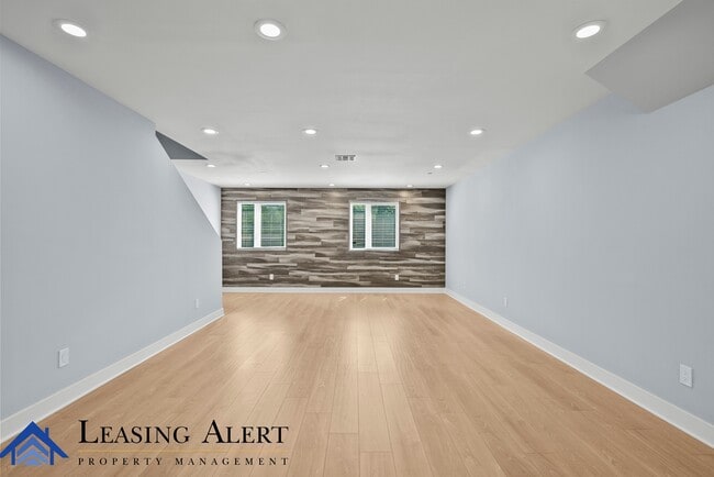 Building Photo - 1957 Vista Del Mar Ave