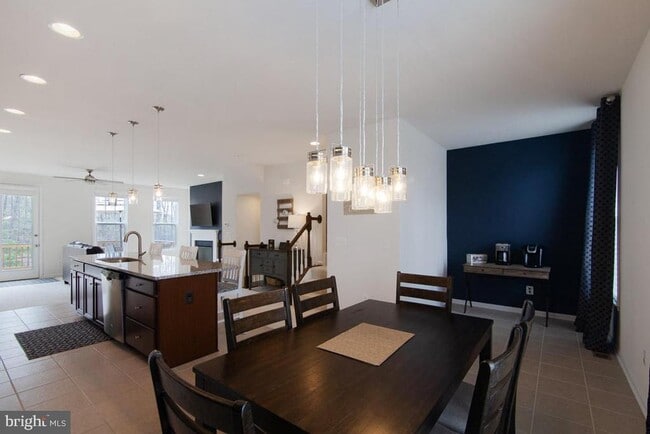 Building Photo - 136 Solara Dr