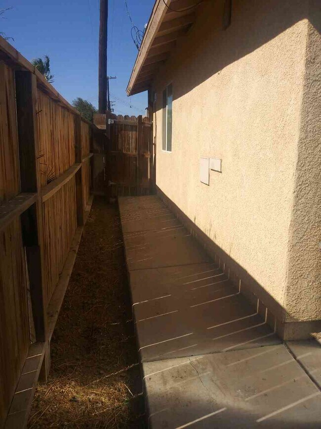 Building Photo - 1557 Ross Ave